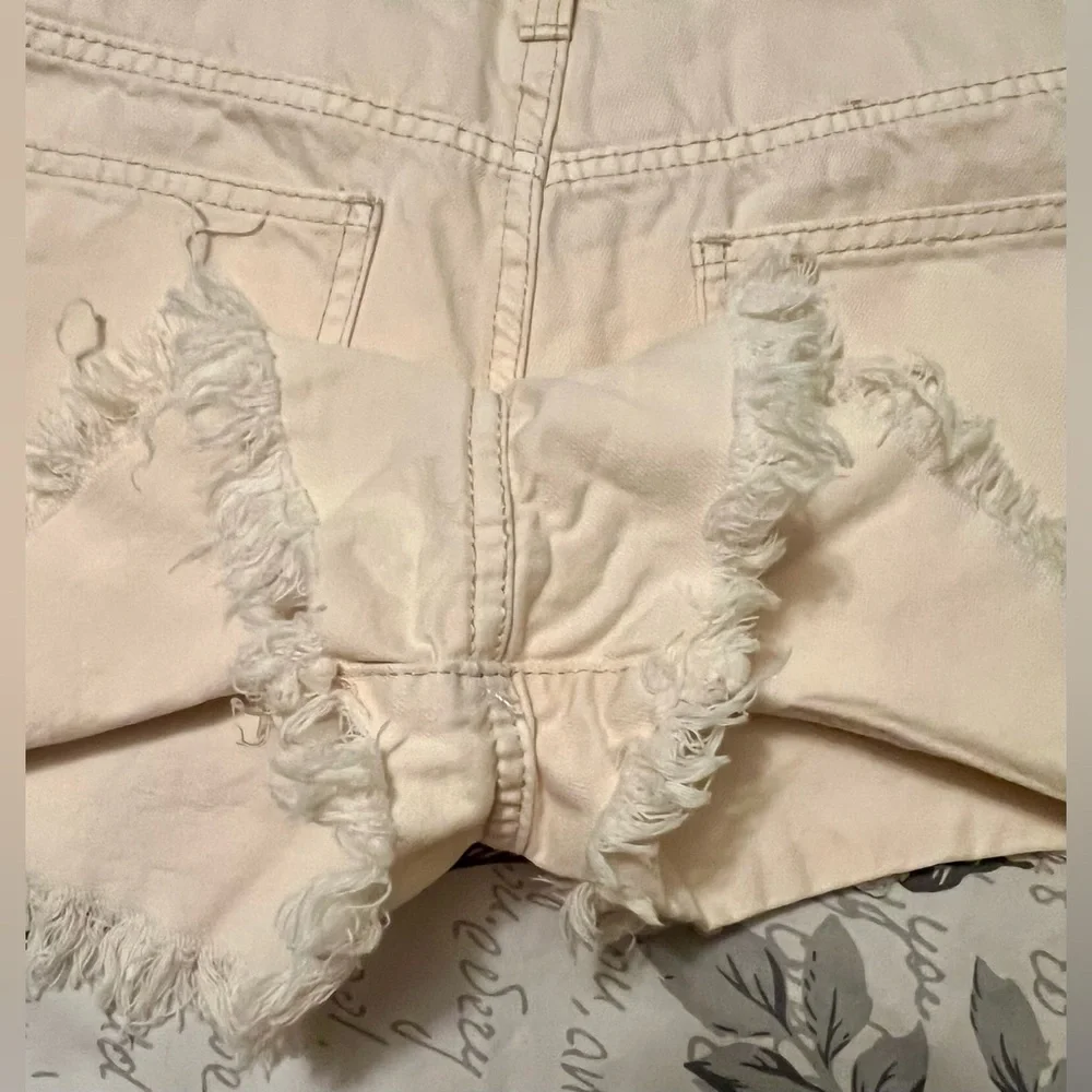 NWOT Women’s WeWoreWhat high waist bf fit cream fringe cutoff denim shorts sz 29 - Picture 8 of 10